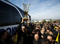 ΑΕΚ: Η άφιξη του τροπαίου στην Αθήνα (vid)