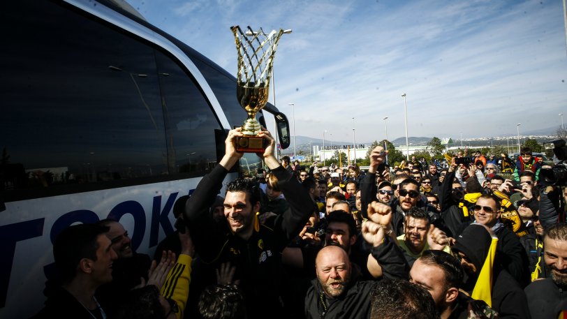 ΑΕΚ: Η άφιξη του τροπαίου στην Αθήνα (vid)