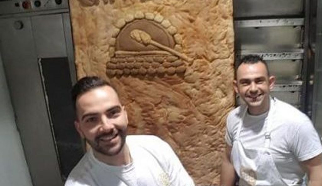 Πάτρα: Έφτιαξαν λαγάνα 4,5 μέτρων και 110 κιλών (pic)