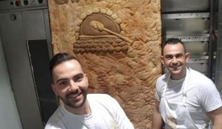 Πάτρα: Έφτιαξαν λαγάνα 4,5 μέτρων και 110 κιλών (pic)