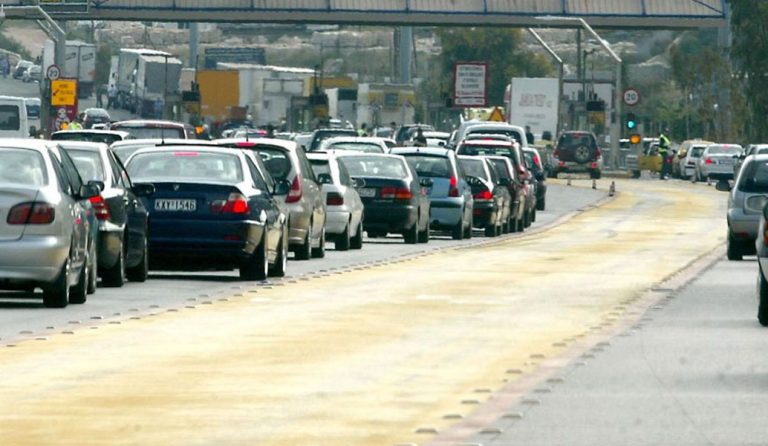 Ταλαιπωρία για τους εκδρομείς – Ουρές χιλιομέτρων στις εθνικές οδούς