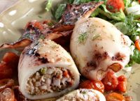 Καλαμαράκια πικάντικα και λαχταριστά, γεμιστά με τραχανά και ελιές