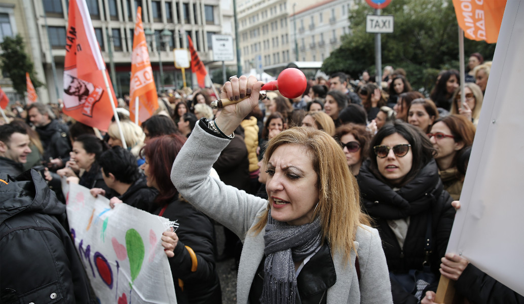 (UPD) Έξω από τη Βουλή οι εργαζόμενοι των παιδικών σταθμών – Κλειστή η Βασ. Σοφίας(pics)