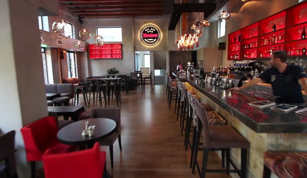 Το Veniero Kefalari Bar Restaurant παρουσιάζει την παράσταση “Best Songs of All Times”