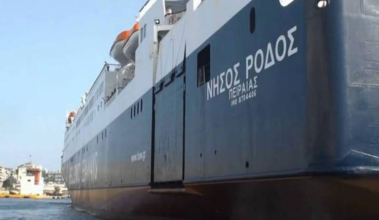 “Νήσος Ρόδος”: Επέστρεψε λόγω μηχανικής βλάβης στο λιμάνι του Πειραιά