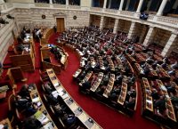 Η Βουλή αποφάσισε να «υιοθετήσει» τα ανήλικα παιδιά του σμηναγού Γιώργου Μπαλταδώρου