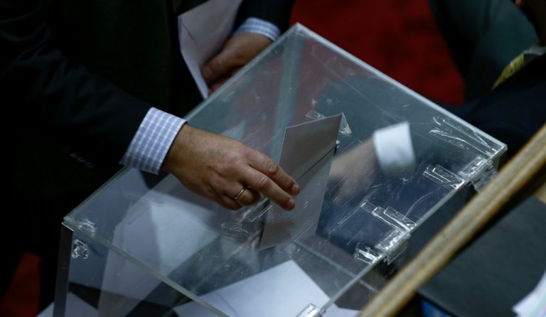 Υπόθεση Novartis: Οι κόντρες, τα “γαλλικά” και το θερμό επεισόδιο στο εντευκτήριο της Βουλής