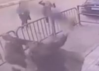 Αίγυπτος: Η στιγμή που αστυνομικός πιάνει παιδί που πέφτει από τον 3ο όροφο (vid)