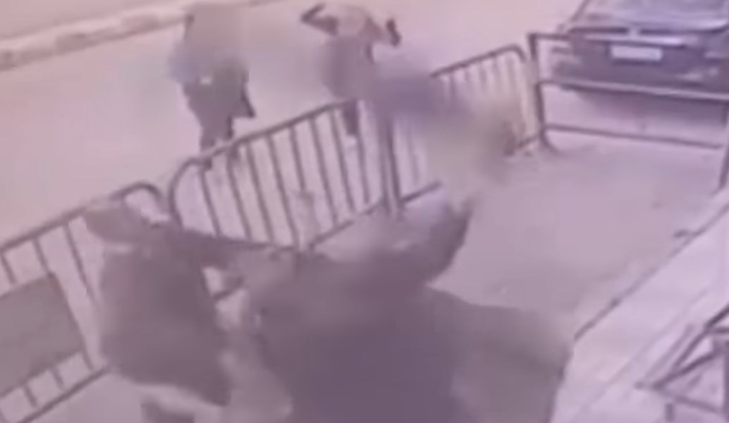 Αίγυπτος: Η στιγμή που αστυνομικός πιάνει παιδί που πέφτει από τον 3ο όροφο (vid)