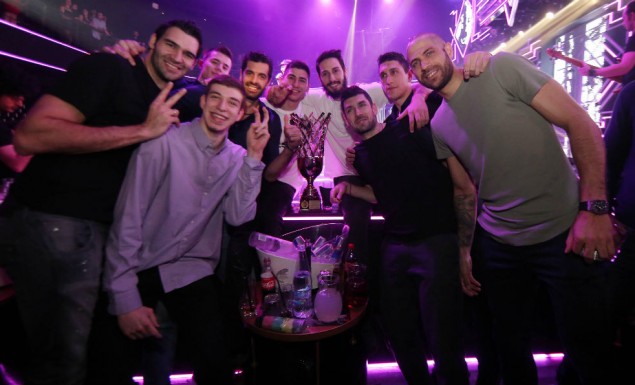 AEK: Έτσι γιόρτασε το Κύπελλο στην Αθήνα! (vid)