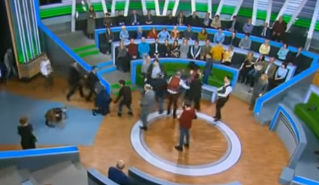 Ρωσία: Άγριο ξύλο μεταξύ παρουσιαστή και πολιτικού on air (vid)