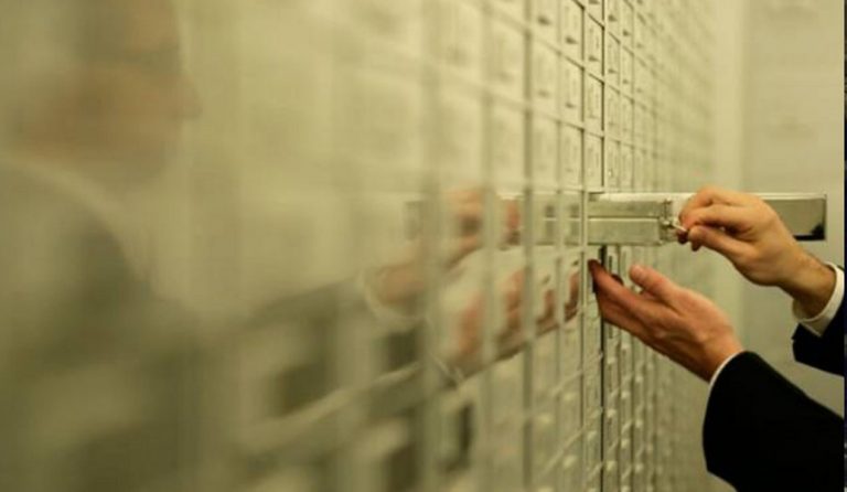 ΑΑΔΕ: Κατασχέσεις σε λογαριασμούς και θυρίδες μέσα στο 2018