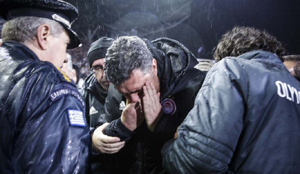 ΠΑΟΚ – Ολυμπιακός: Η στιγμή του τραυματισμού του Γκαρθία από τους οπαδούς του ΠΑΟΚ (vid)
