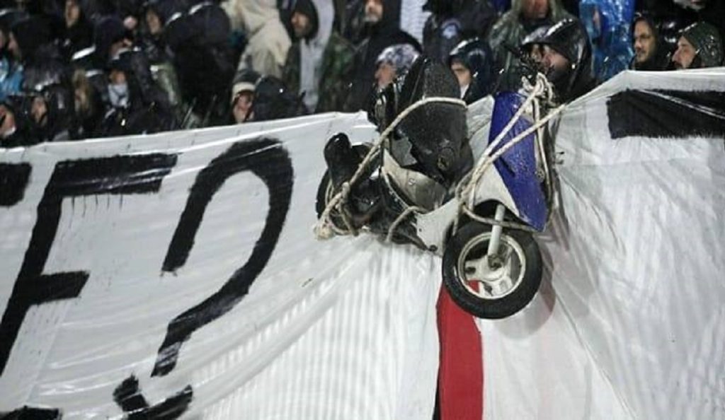 Απίστευτο: Κρέμασαν σκουτεράκι από τα κάγκελα της Τούμπας! (pic)