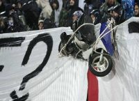 Απίστευτο: Κρέμασαν σκουτεράκι από τα κάγκελα της Τούμπας! (pic)