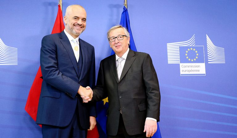 Ζαν Κλοντ Γιούνκερ προς Έντι Ράμα: Λύστε τα προβλήματα με την Ελλάδα