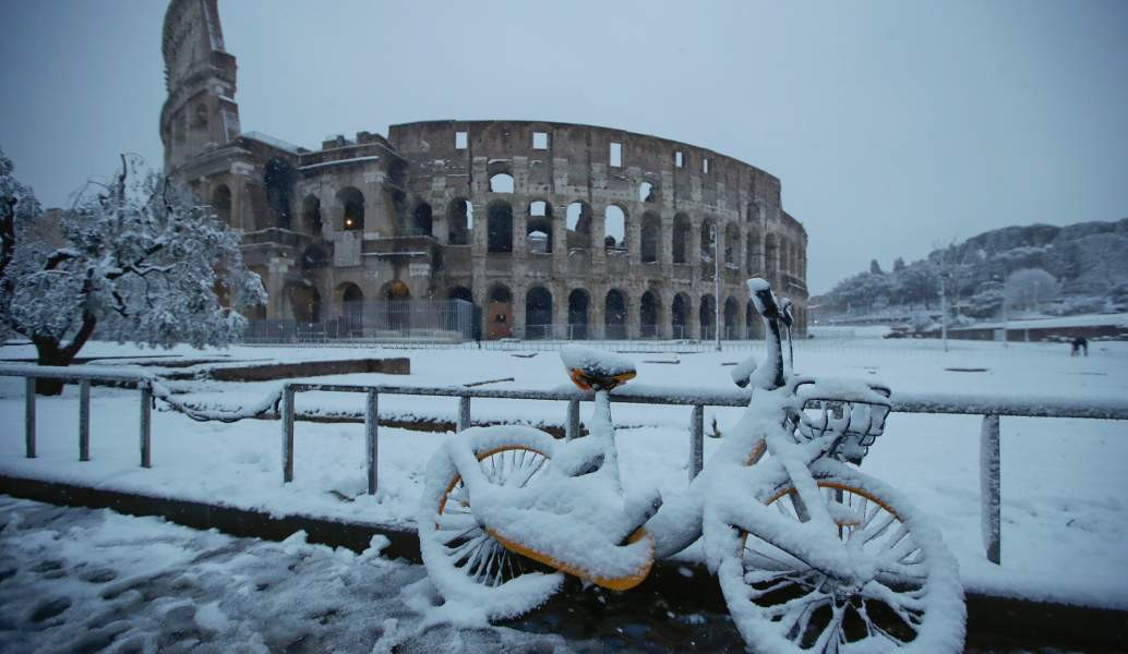 Ρώμη: Χιονοθύελλα, ακυρώσεις πτήσεων και κλειστά σχολεία
