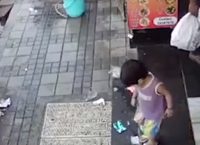 Ινδία: Η στιγμή απαγωγής δίχρονου κοριτσιού μπροστά στα μάτια του πατέρα του (vid)