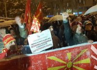 ΠΓΔΜ: Στους δρόμους κατά της αλλαγής ονομασίας της χώρας – Έκαψαν ελληνική σημαία (pics)