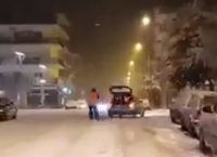 Απίστευτο! Άνδρας δέθηκε από αυτοκίνητο και έκανε σκι στους δρόμους της Ορεστιάδας (vid)
