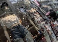 Άγνωστοι έσπασαν βιτρίνες καταστημάτων στην Ερμού
