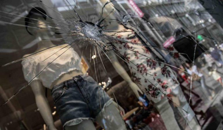 Άγνωστοι έσπασαν βιτρίνες καταστημάτων στην Ερμού