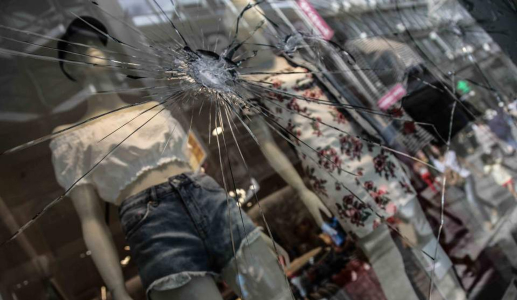 Άγνωστοι έσπασαν βιτρίνες καταστημάτων στην Ερμού