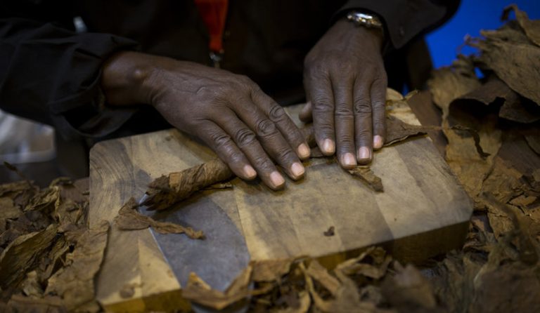 Κούβα: Έτσι τυλίγουν τα διάσημα πούρα Αβάνας (pics & vid)