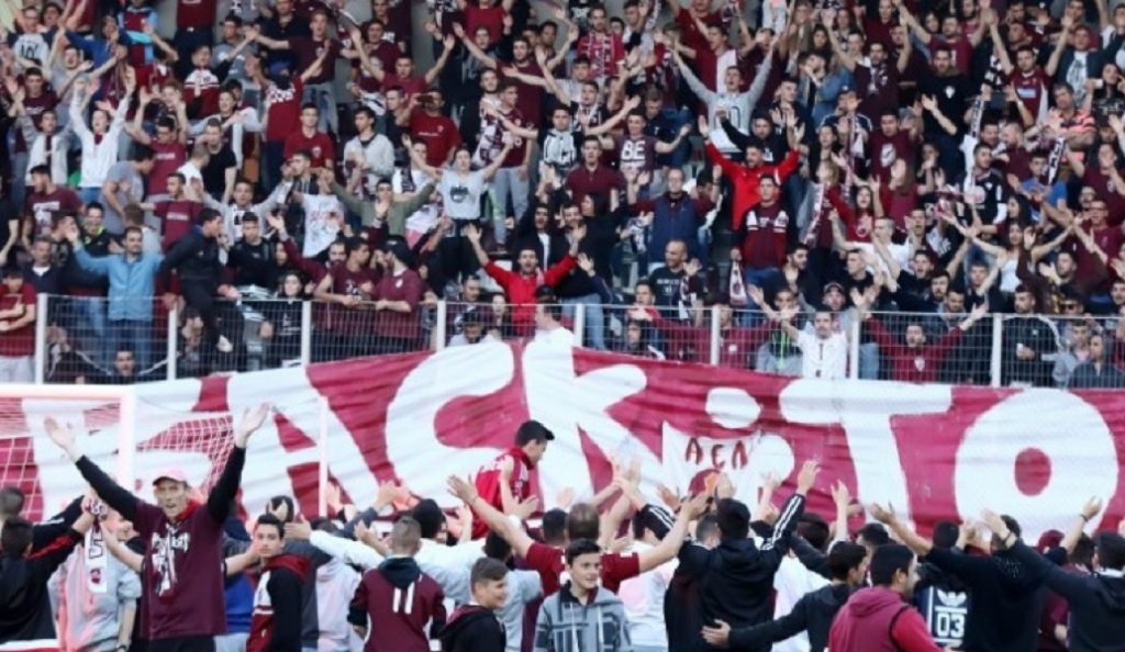 Χαμός στη Λάρισα – Οπαδός της ΑΕΛ μπήκε στο γήπεδο και έσπρωξε τον Λαμπρόπουλο