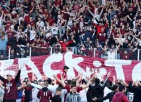 Χαμός στη Λάρισα – Οπαδός της ΑΕΛ μπήκε στο γήπεδο και έσπρωξε τον Λαμπρόπουλο