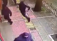 Δείτε τους κουκουλοφόρους να σπάνε καταστήματα στην Πατησίων (vid)