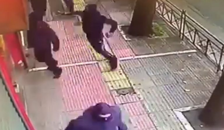 Δείτε τους κουκουλοφόρους να σπάνε καταστήματα στην Πατησίων (vid)