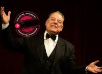 Χάρης Σώζος στο stage.pagenews.gr: “Το σύστημα είναι πανέξυπνο και συνεχώς ανανεώνει τους ηγέτες”