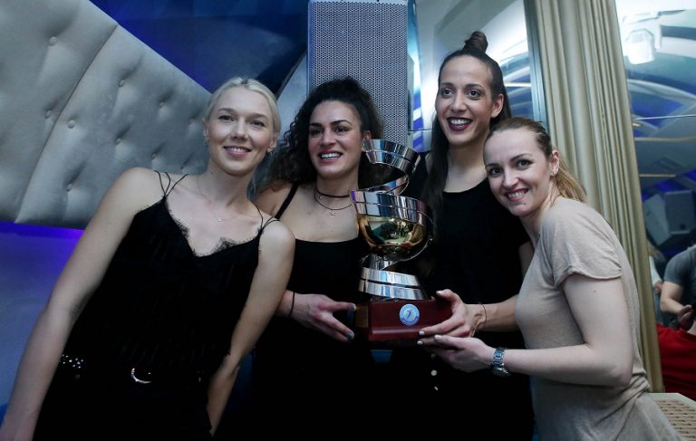 Ολυμπιακός: ”Ερυθρόλευκο” γλέντι για το Κύπελλο! (pics)