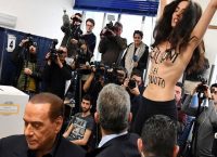 Ιταλία: Γυμνόστηθη Femen κατά Μπερλουσκόνι ενώ ψήφιζε (vid)