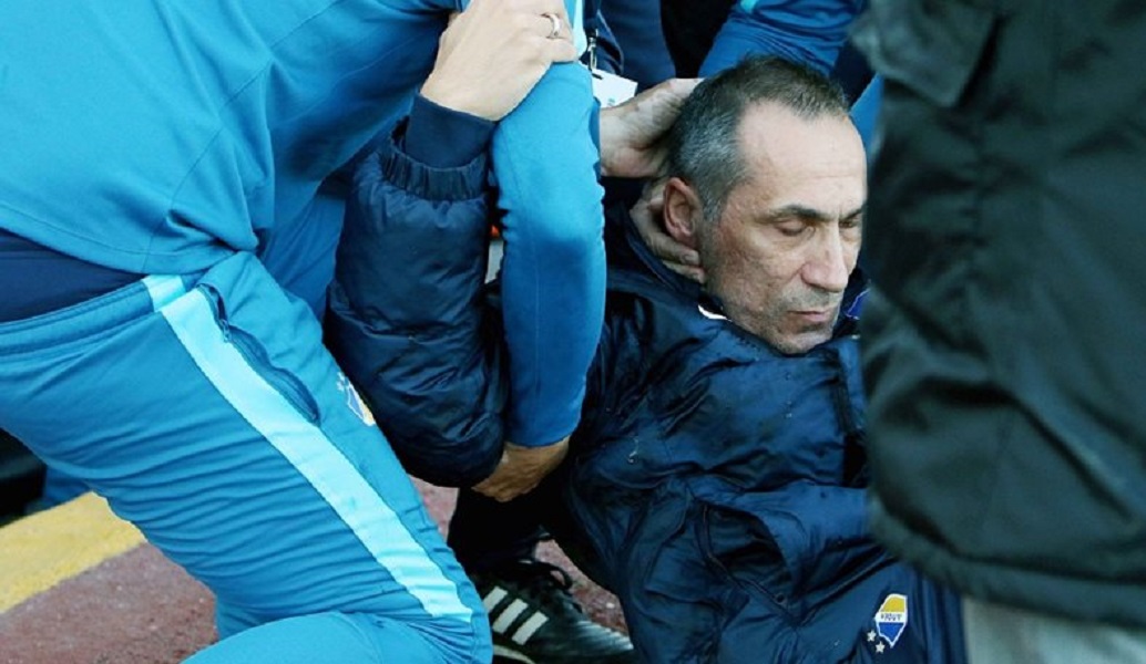 Πέταξαν ποτήρι με νερό στον Γιώργο Δώνη – Έπεσε ημιλιπόθυμος (vids)