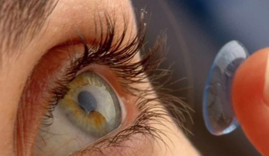 Φακοί επαφής: Πότε κινδυνεύετε με βακτήρια στο μάτι