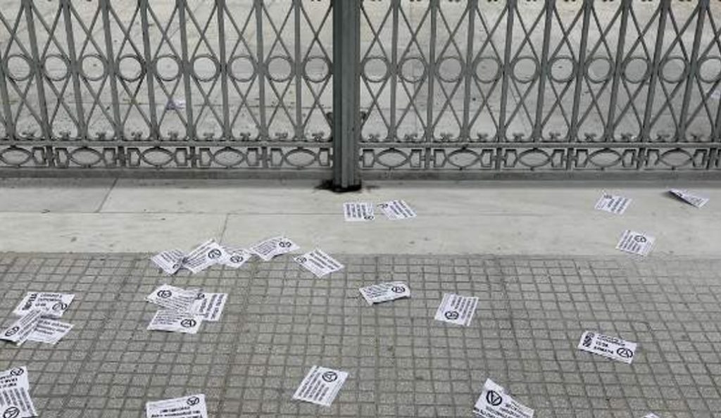 Βόλος: Εισβολή αντιεξουσιαστών στο ΙΚΑ – Καταγγέλλουν γιατρό για σεξουαλική παρενόχληση