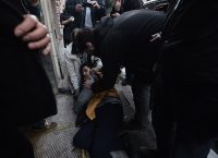 Πλειστηριασμοί: Χημικά, ξύλο και τραυματίες σε συμβολαιογραφείο (pics)