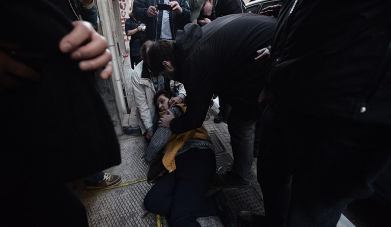 Σοβαρά επεισόδια έξω από συμβολαιογραφείο στην Αθήνα – Τρεις τραυματίες (pics)