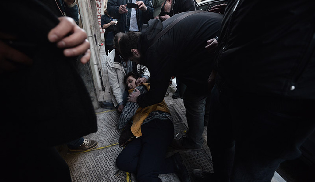 Σοβαρά επεισόδια έξω από συμβολαιογραφείο στην Αθήνα – Τρεις τραυματίες (pics)