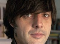 Ο Andrés Barba γράφει για τα «Χέρια μικρά» – Τι μπορεί να κρύβει μέσα της μια τραυματισμένη παιδική ψυχή;