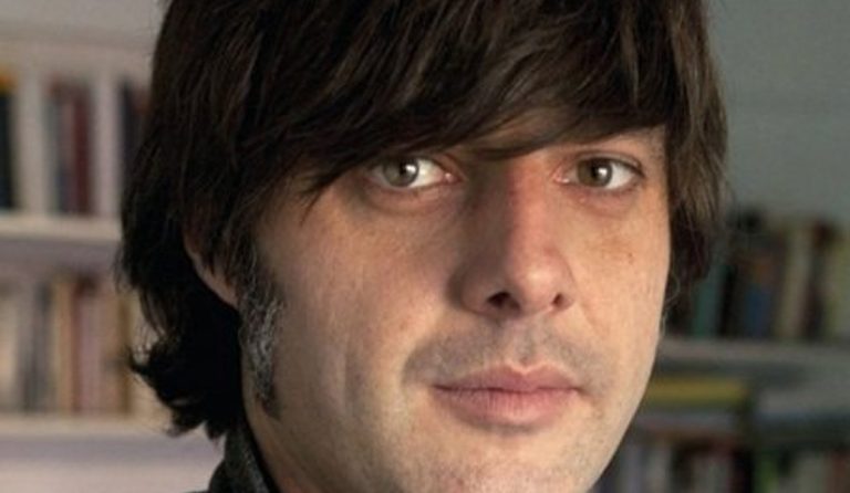 Ο Andrés Barba γράφει για τα «Χέρια μικρά» – Τι μπορεί να κρύβει μέσα της μια τραυματισμένη παιδική ψυχή;