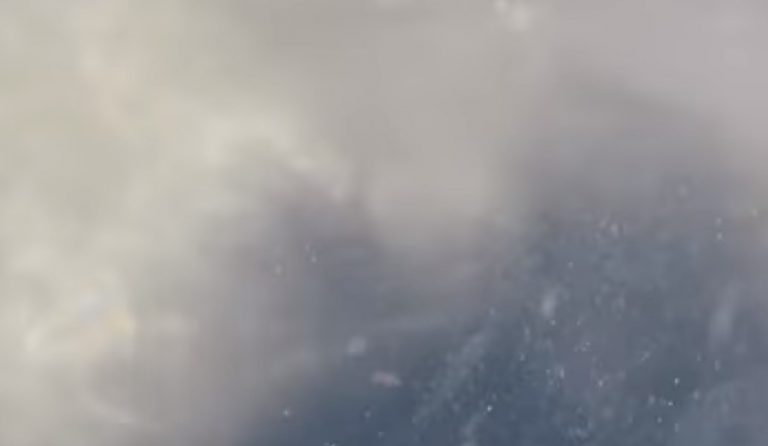 Η στιγμή που χιονοστιβάδα ”καταπίνει”snowboarder (vid)