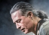 Παντελής Θαλασσινός: Έκοψε την κοτσίδα του και μοιάζει πολύ νεότερος (pics)