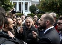 Εργαζόμενοι του Mega έξω από το Μαξίμου – Βγήκε ο Τζανακόπουλος να τους δει (vid)