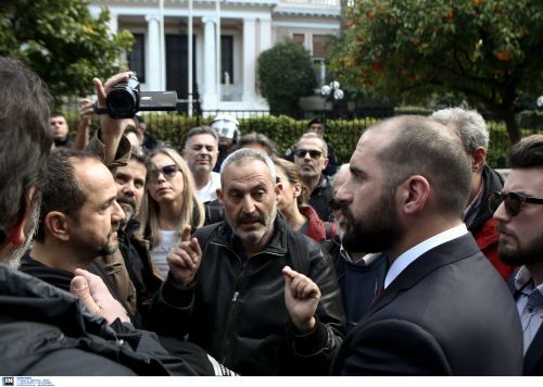 Εργαζόμενοι του Mega έξω από το Μαξίμου – Βγήκε ο Τζανακόπουλος να τους δει (vid)