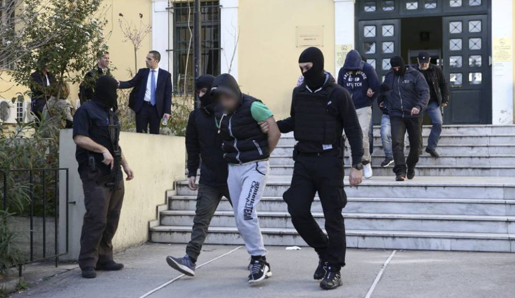 Αντιτρομοκρατική: Οι φωτογραφίες από τo “οπλοστάσιο” της Combat 18 Hellas (pics)