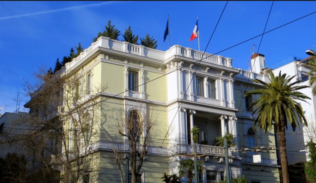 Επίθεση με μπογιές στη γαλλική πρεσβεία της Αθήνας από τον Ρουβίκωνα
