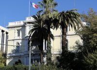 Λύνει τις “παρεξηγήσεις” με νέο email η γαλλική πρεσβεία